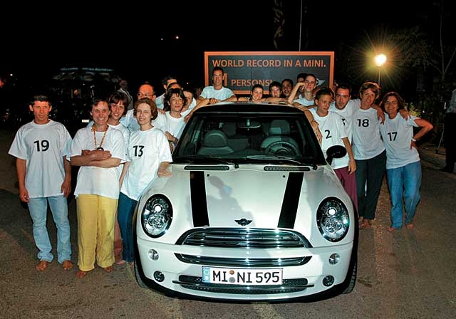 /2004/12/29/way-too-many-people-in-a-mini/images/toomanymini1.jpg