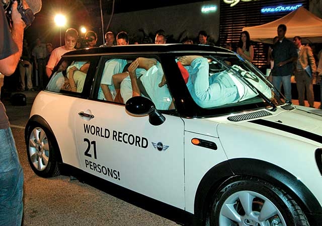/2004/12/29/way-too-many-people-in-a-mini/images/toomanymini3.jpg