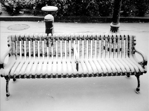 Snowy bench 63639282 o